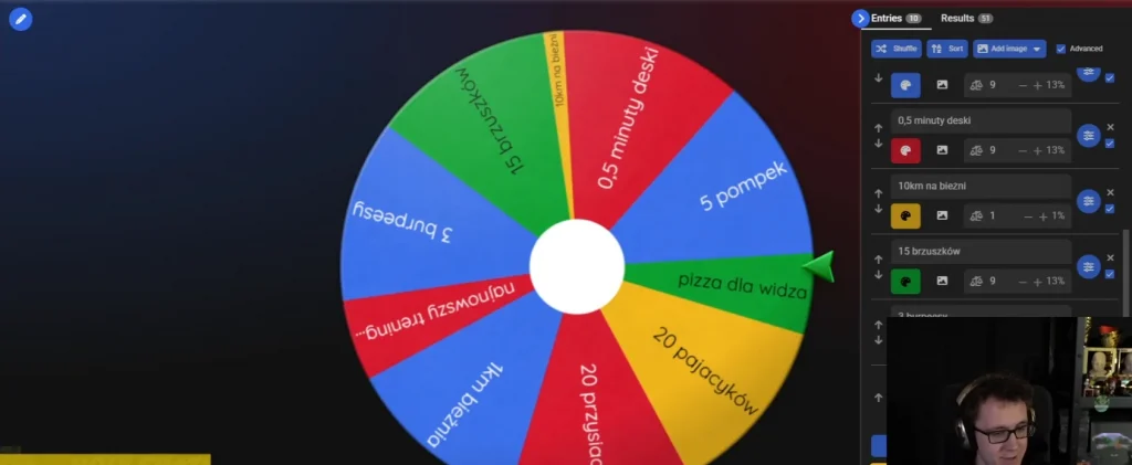 Żetony i kości na stole kasynowym w dynamicznym świetle